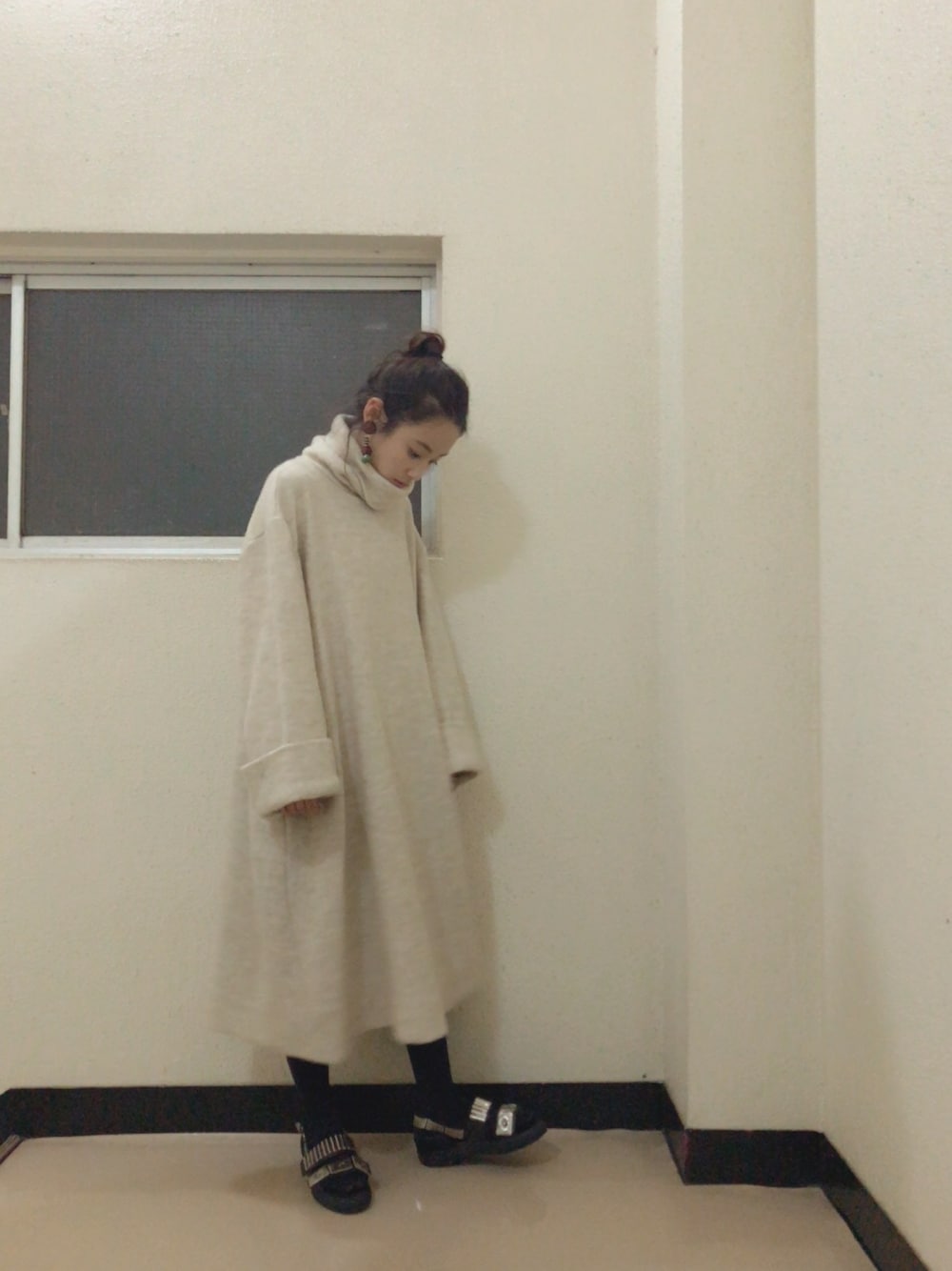 「mother、DEPT、eriさん♡、ニットワンピース、TOGA、THE Dallas、ダラス、高橋愛、今日のたかはし、冬にサンダル」｜「motherのFRANZ BIG DRESS（ワンピース、ホワイト系）」を使った、高橋愛さん（レディース・154cm）の秋コーディネートの1枚目の写真