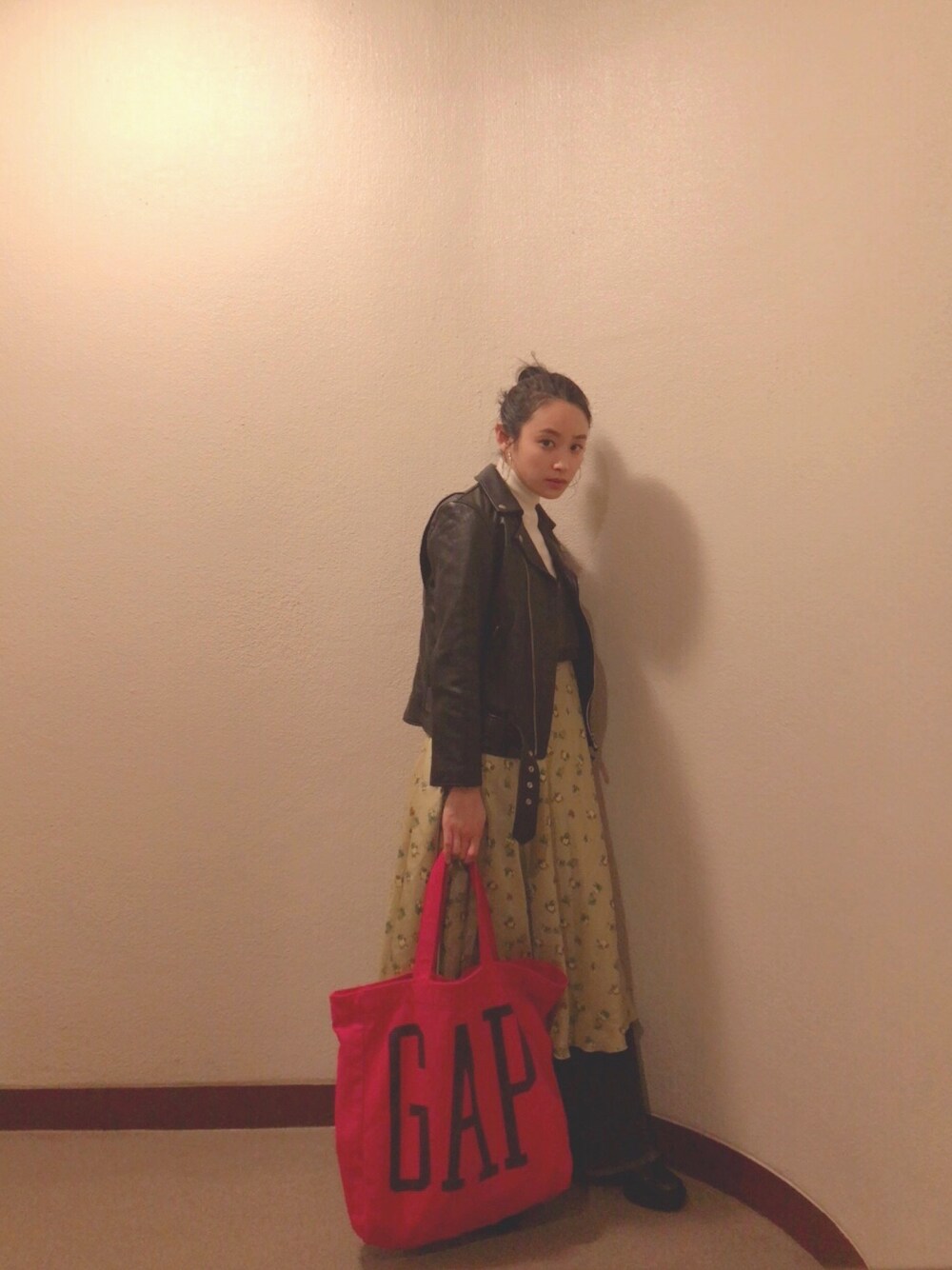 「beautiful people、ライダース、秋、H&M、厚底、ワンピース、花柄、レザージャケット、今日のたかはし」｜「beautiful peopleの＜15秋冬＞【beautiful people(ビューティフルピープル)】vintage　leather　ライダースジャケット（ライダースジャケット、ブラック系）」を使った、高橋愛さん（レディース・154cm）の秋コーディネートの1枚目の写真