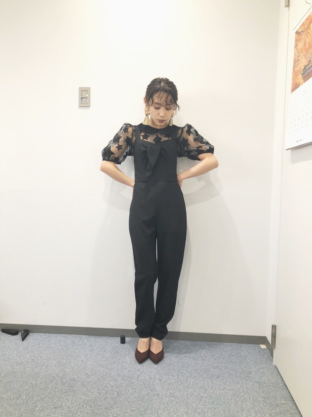 「H&M、パンツスタイル、きれいめコーディネート、パンプス、オールインワン、ブラック、今日のたかはし、高橋愛、エイチアンドエム、プチプラ」｜「H&Mのアイテム（つなぎ/オールインワン、ブラック系）」を使った、高橋愛さん（レディース・154cm）の秋コーディネートの1枚目の写真