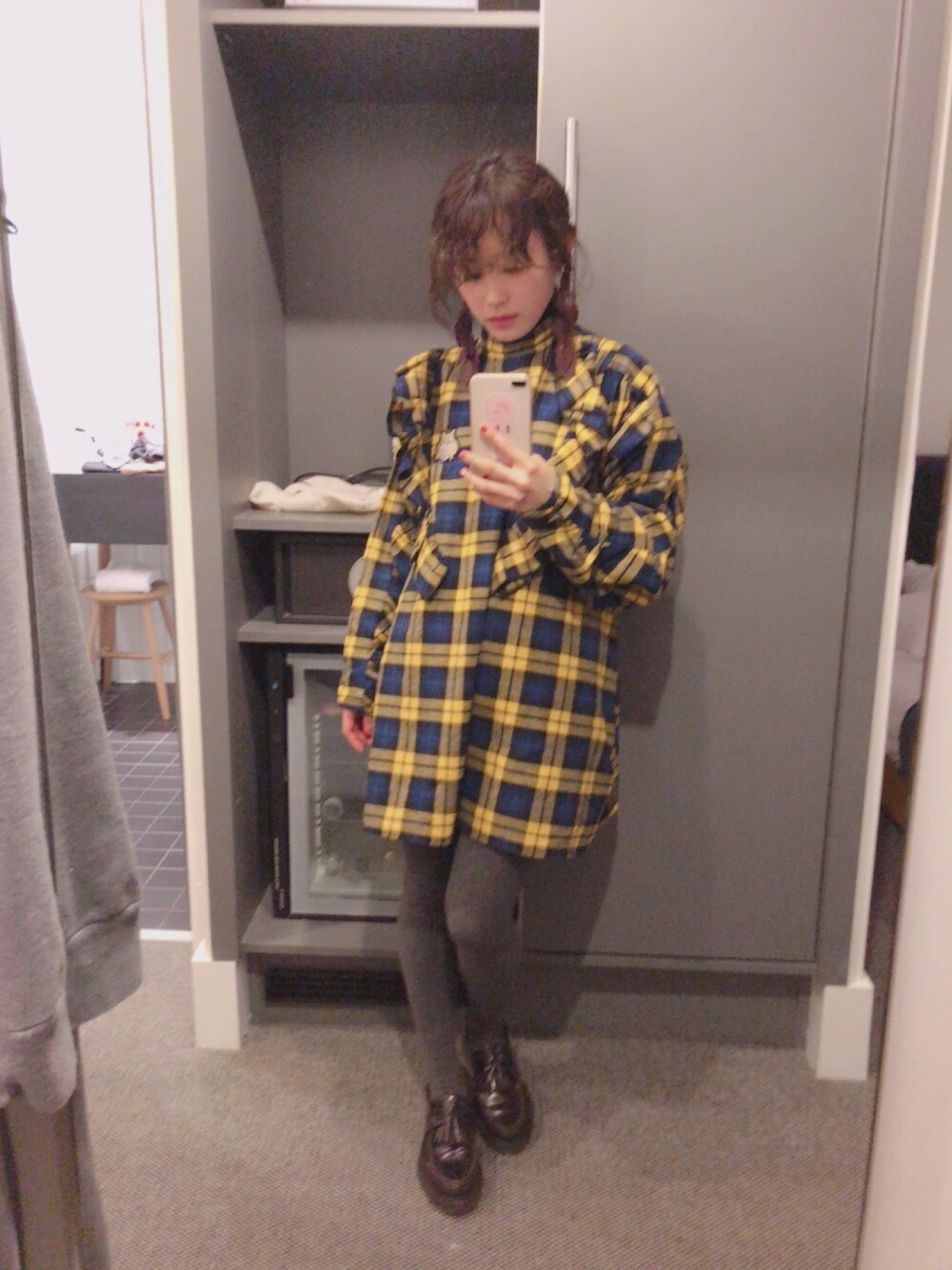 「イギリス、チェック、LSB、リトルサニーバイト、little sunny bite、Dr.Martens、高橋愛、今日のたかはし、グレータイツ」｜「Little sunny biteのLittleSunnyBite/リトルサニーバイト/Muppet Mis Piggey Dress（ワンピース、イエロー系）」を使った、高橋愛さん（レディース・154cm）の冬コーディネートの1枚目の写真