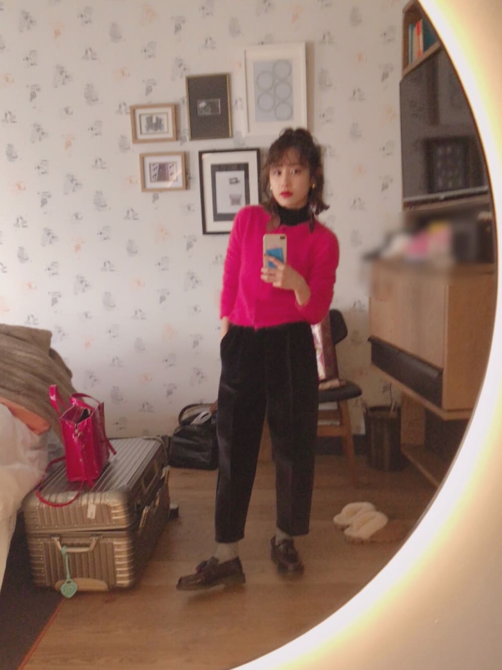 「冬、ラクチンコーデ、メンズライク、イギリス、ロンドン、ワイドパンツ、Dr.Martens、CITY SHOP、ベイクルーズ、高橋愛」｜「ROBERTO COLLINAのアイテム（カーディガン/ボレロ、ピンク系）」を使った、高橋愛さん（レディース・154cm）の冬コーディネートの1枚目の写真