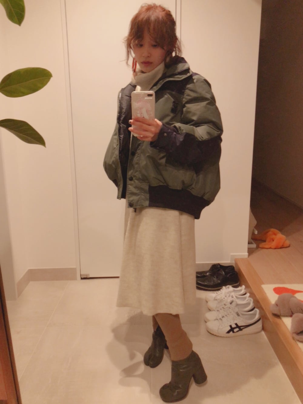 「united arrows、2017年ラストコーデ、今日のたかはし、高橋愛、ありがとうございました！、カーキ、足袋、Maison Margiela、mother、sacai」｜「Sacaiのアイテム（ジャケット/アウター、グリーン系）」を使った、高橋愛さん（レディース・154cm）の冬コーディネートの1枚目の写真