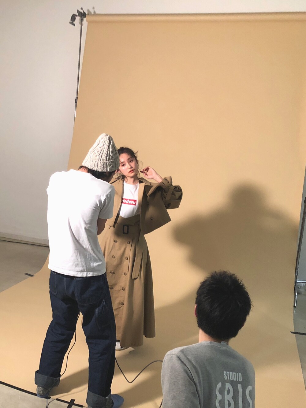 「VISDESU、aidesu、ViS、高橋愛、コラボレーション、セットアップ、トレンチコート、ロゴT、2018ss、mina」｜「VISの【ViS×高橋愛】ショートトレンチコート（トレンチコート、ベージュ系）」を使った、高橋愛さん（レディース・154cm）の冬コーディネートの1枚目の写真