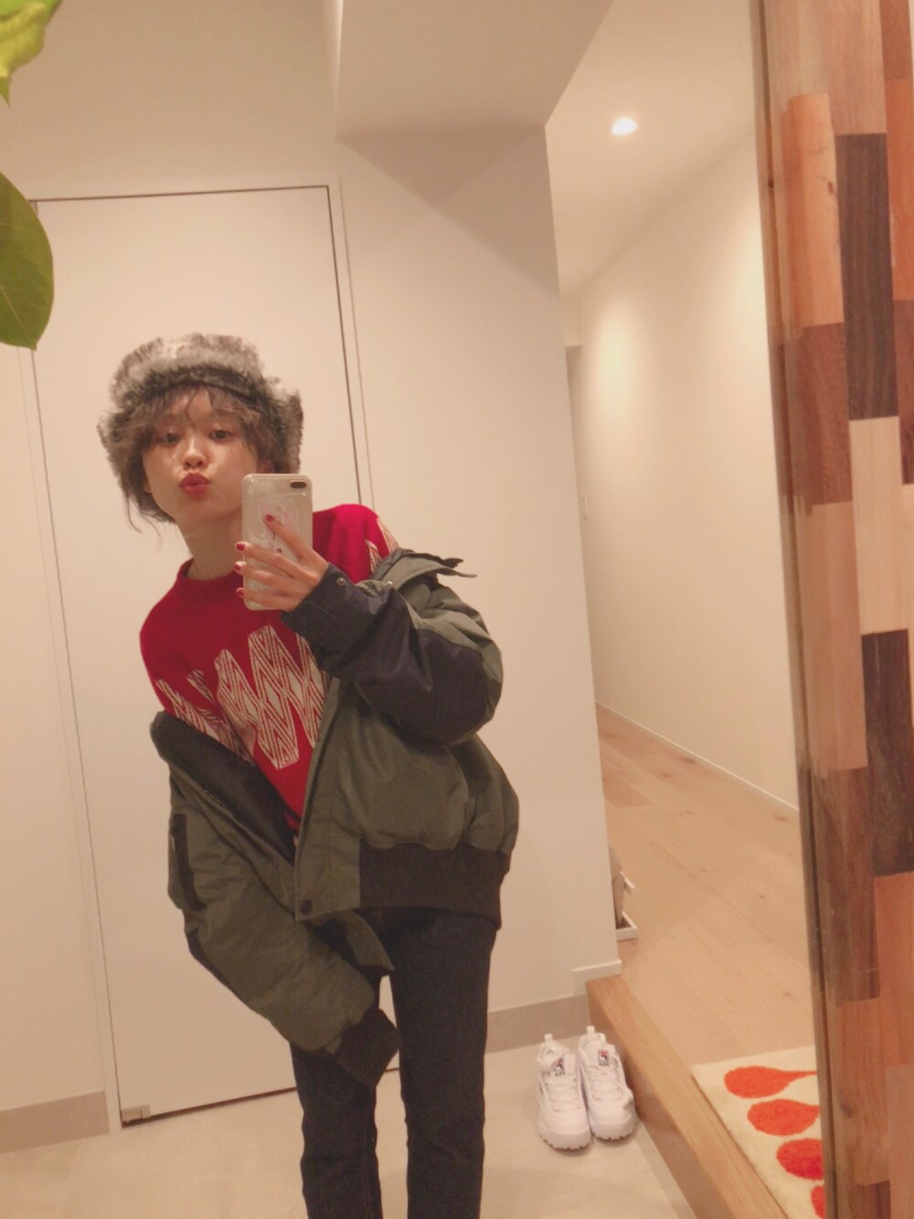 「WRAPINKNOT、今日のたかはし、高橋愛、ラッピンノット、JANESMITH、denim、NEW ERA、ニューエラ、赤BBA、オーバーサイズ」｜「WRAPINKNOTの裏表リバーシブルJQニット（ニット/セーター、レッド系）」を使った、高橋愛さん（レディース・154cm）の冬コーディネートの1枚目の写真