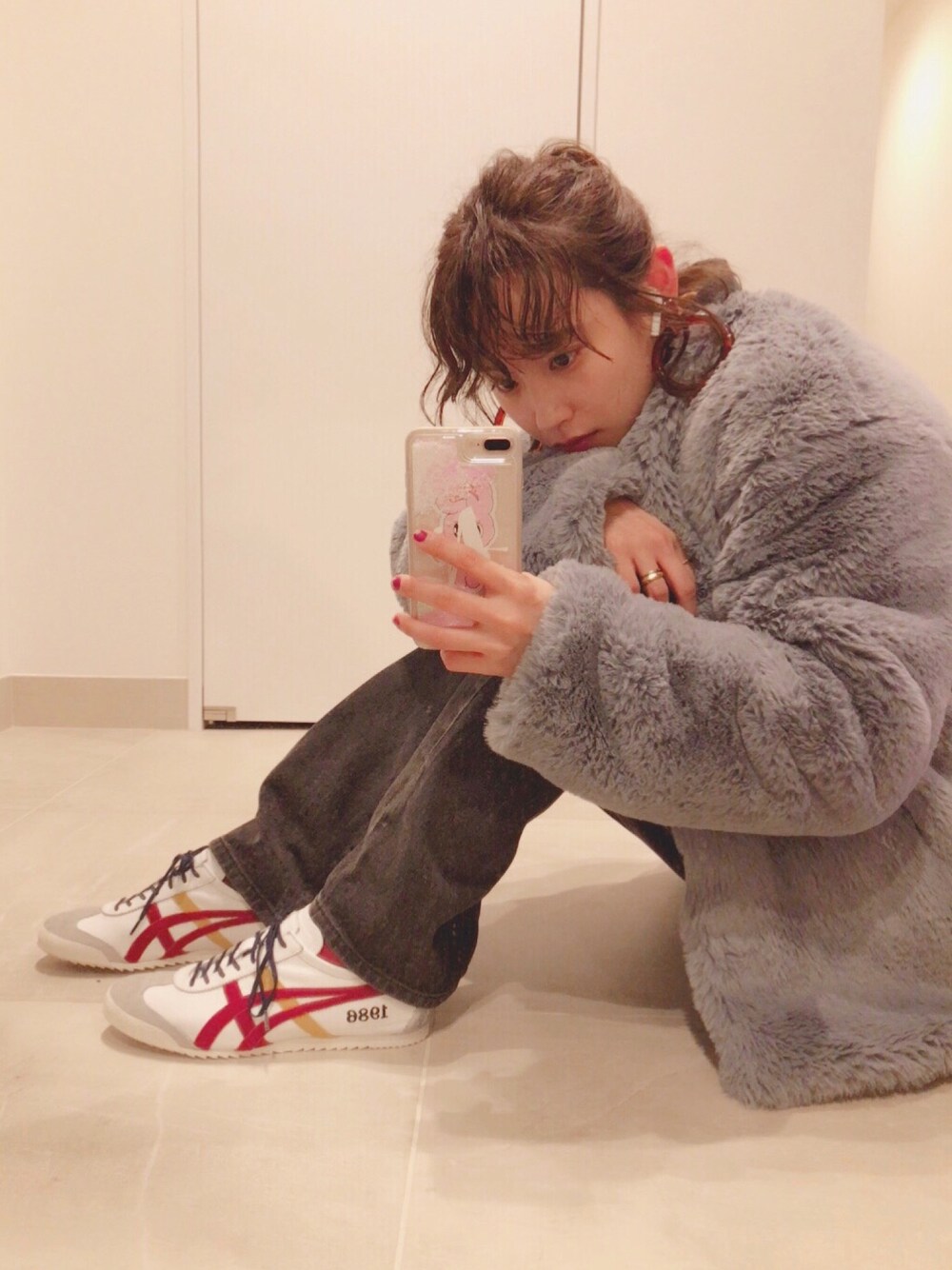「オニツカタイガー、スニーカー女子、Onitsuka Tiger、カスタム、自分だけのスニーカー、高橋愛、今日のたかはし、オトナカジュアル、A BATHING APE、WEGO」｜「A BATHING APEのAPE FACE FUR COAT L（ミリタリージャケット、グレー系）」を使った、高橋愛さん（レディース・154cm）の冬コーディネートの1枚目の写真