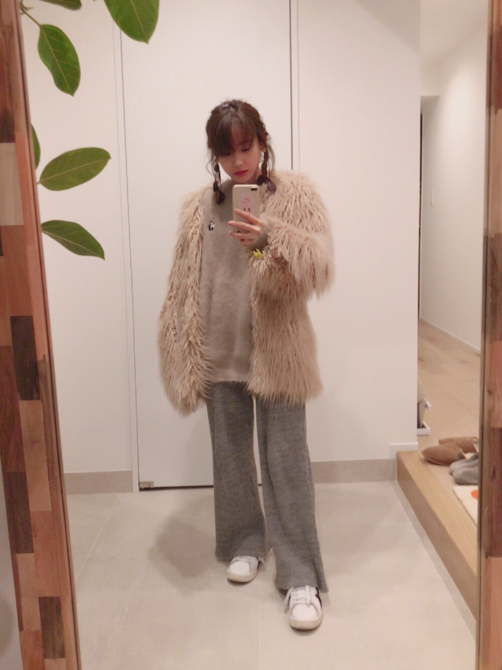 「フェイクファー、モフモフ、冬コーデ、シンプルコーデ、スニーカー、オーバーサイズ、korea、今日のたかはし、高橋愛、asics tiger」｜「UNITED TOKYOのアイテム（ジャケット/アウター、ピンク系）」を使った、高橋愛さん（レディース・154cm）の冬コーディネートの1枚目の写真