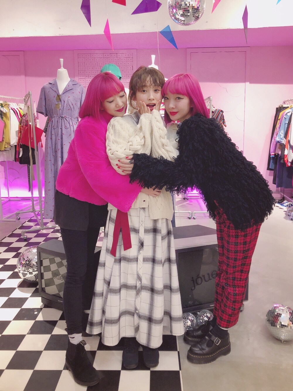 「jouetie、AMIAYA、twins、ジュエティ、ラブ、ハグの日、高橋愛、今日のたかはし、Lautashi、reebok」｜「jouetieのダブルベルトチェックマキシワンピース（ワンピース、ホワイト系）」を使った、高橋愛さん（レディース・154cm）の冬コーディネートの1枚目の写真