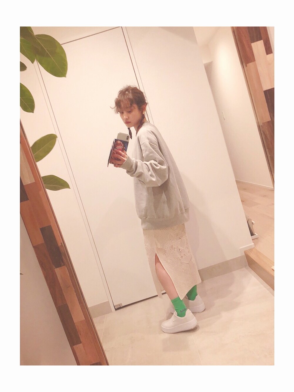 「ミックスコーデ、今日のたかはし、高橋愛、大人カジュアル、スニーカー、NIKE、Champion、urban outfitters、WRAPINKNOT、beautiful people」｜「URBAN OUTFITTERSのアイテム（スウェット、グレー系）」を使った、高橋愛さん（レディース・154cm）の春コーディネートの1枚目の写真