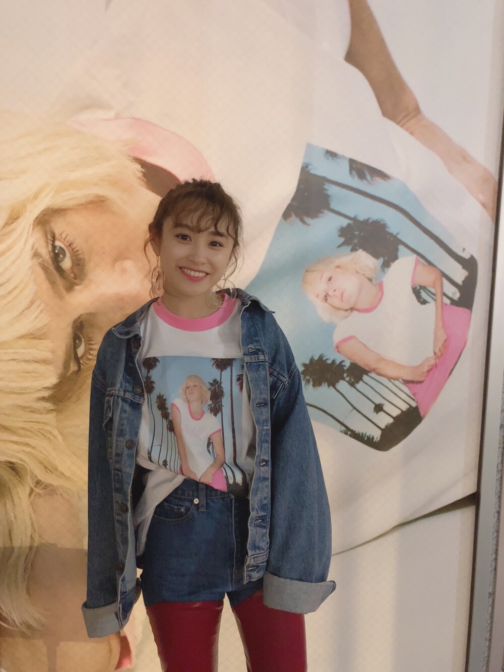 「クロエセヴィニー、chloesevigny、カジュアルコーデ、大人カジュアル、春コーデ、ピンクBBA、高橋愛、JOHN LAWRENCE SULLIVAN、デニム、Tシャツ」｜「X-girlのアイテム（Tシャツ/カットソー、ホワイト系）」を使った、高橋愛さん（レディース・154cm）の春コーディネートの1枚目の写真
