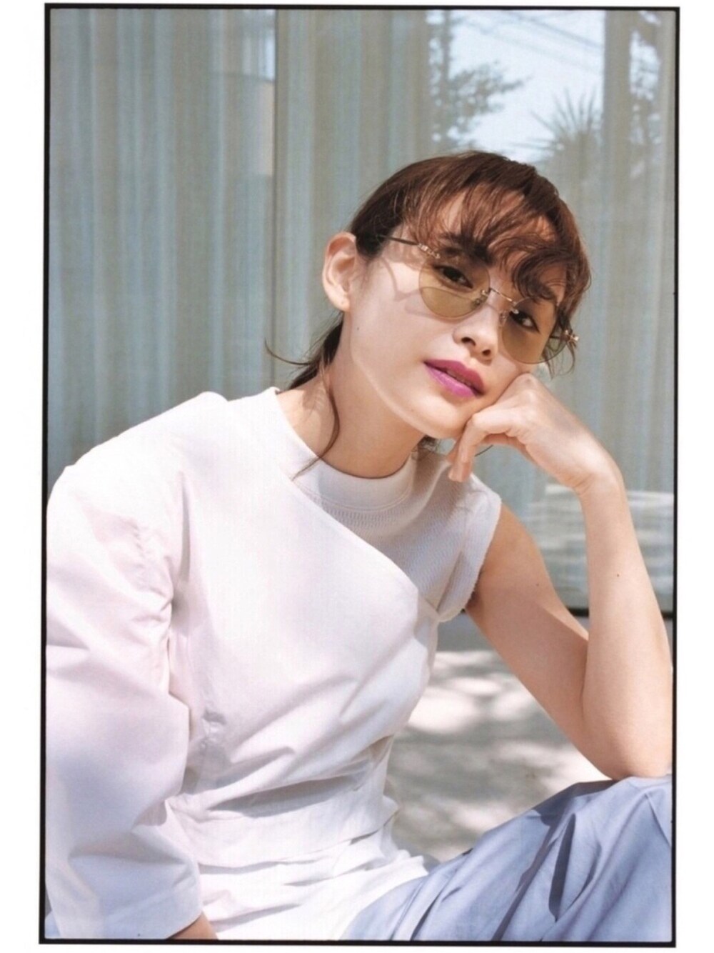 「アイラブメンズライク、高橋愛、ZOFF、springmagazine、spring、ゾフ」｜「Zoffの高橋愛×SPRiNG×Zoff コラボ ボストン型 トレンド フレームレス カラー サングラス   メンズ 男性 レディース 女性 紫外線対策（サングラス、グリーン系）」を使った、高橋愛さん（レディース・154cm）の春コーディネートの1枚目の写真