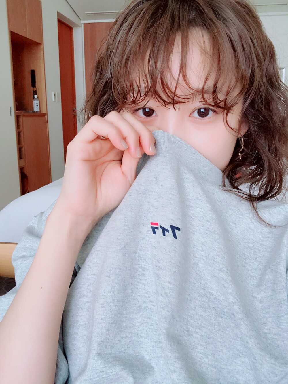 「カジュアルコーデ、パンツスタイル、グレー、Tシャツ、ストリートカジュアル、高橋愛、今日のたかはし、フィラ、FILA、イーハイフンワールドギャラリー(E hyphen world gallery)」｜「E hyphen world galleryのアイテム（Tシャツ/カットソー、グレー系）」を使った、高橋愛さん（レディース・154cm）の春コーディネートの1枚目の写真