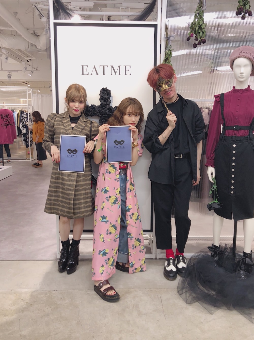 「ピンクBBA、高橋愛、高橋愛コラボ、jouetie、EVRIS 、EATME、ジュエティ、デニム、Dr.Martens、サンダル」｜「jouetieの【高橋愛コラボ】カラーアロハワンピース（ワンピース、ピンク系）」を使った、高橋愛さん（レディース・154cm）の春コーディネートの1枚目の写真