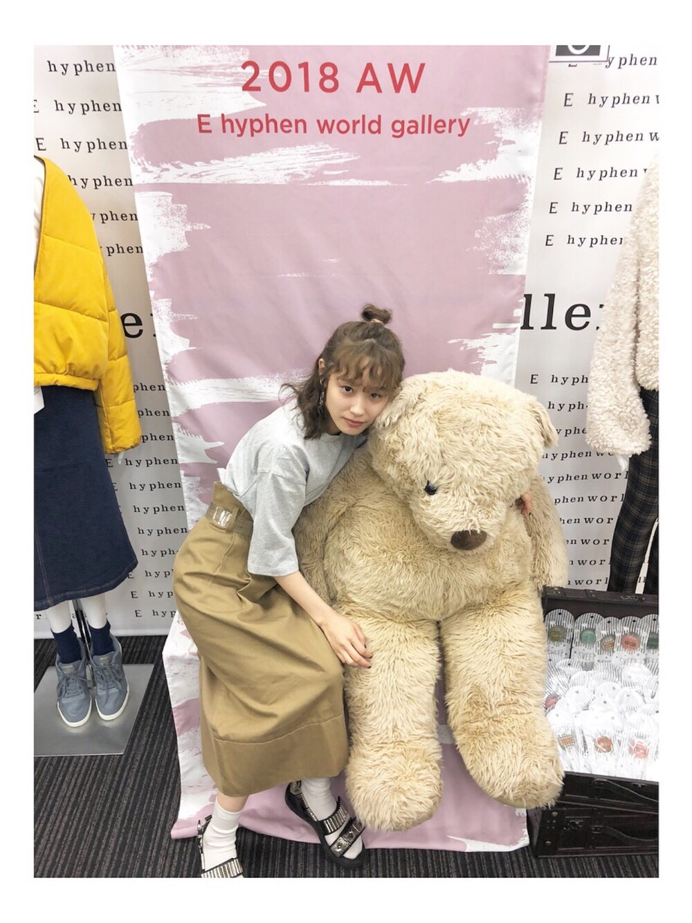 「シンプルコーデ、Ehyphenworldgallery、イーハイフン、フィラ、FILA、高橋愛、TOGA、CITYSHOP、靴下、WRAPINKNOT」｜「E hyphen world galleryのアイテム（Tシャツ/カットソー、グレー系）」を使った、高橋愛さん（レディース・154cm）の夏コーディネートの1枚目の写真