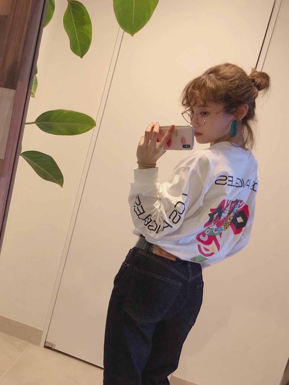 「VOTEMAKENEWCLOTHES、utspr、高橋愛、今日のたかはし、楽チンコーデ、ロンT、デニム、moussy、パンツスタイル、JINS」｜「VOTE MAKE NEW CLOTHESのVOTE MAKE NEW CLOTHES DTLA L/S TEE（Tシャツ/カットソー、ホワイト系）」を使った、高橋愛さん（レディース・154cm）の夏コーディネートの1枚目の写真