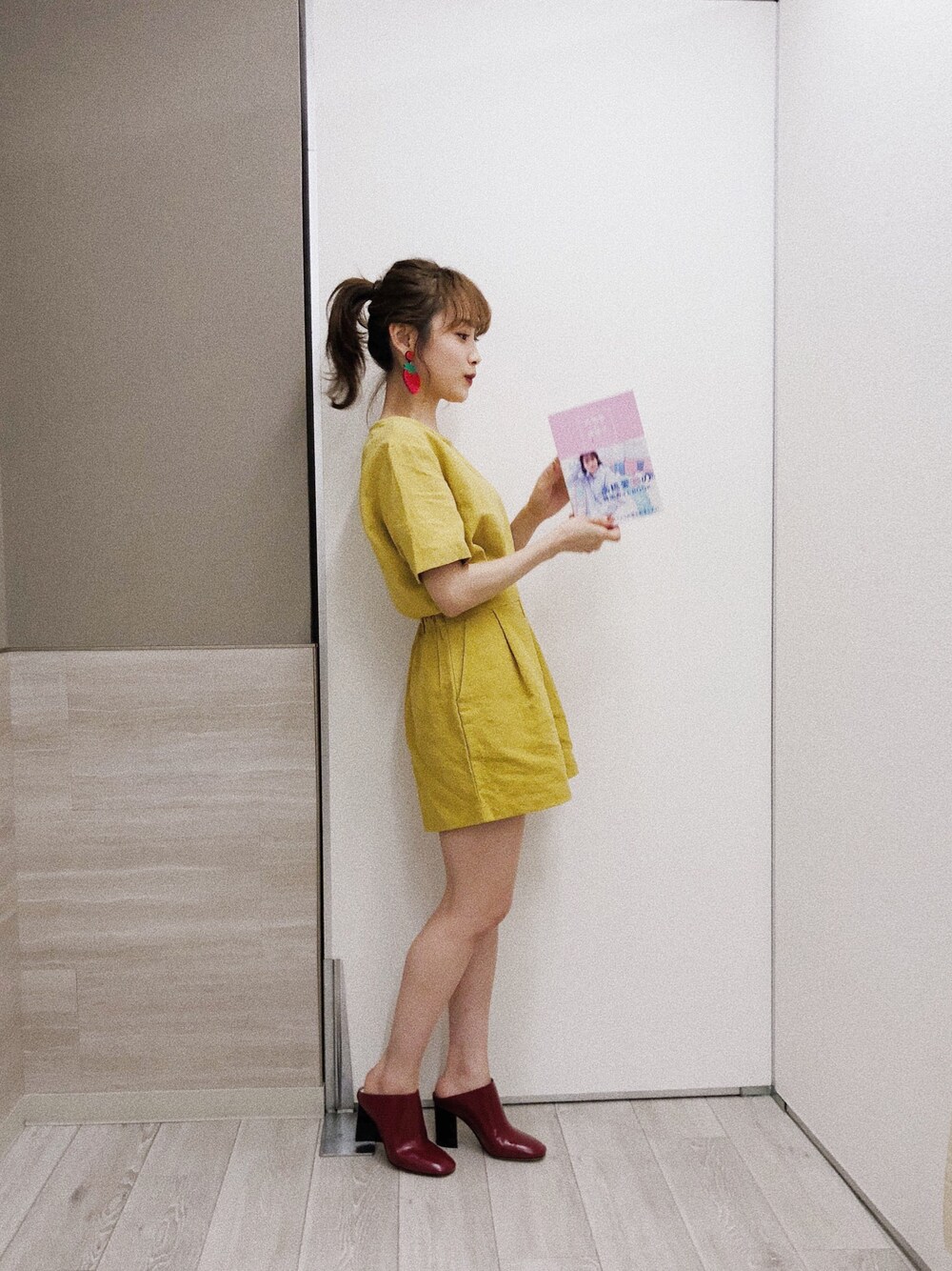 「韓国ファッション、dholic、セットアップ、きいろといえばわたし、いちごといえばわたし、高橋愛、Maison Margiela、今日のコーデ、衣装、Desigual」｜「DHOLICのリネンラウンドブラウス（シャツ/ブラウス、イエロー系）」を使った、高橋愛さん（レディース・154cm）の夏コーディネートの1枚目の写真