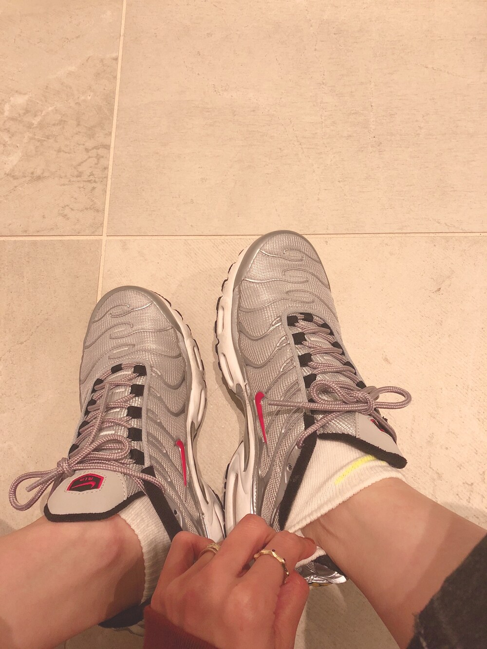 「NIKE、ナイキ、シルバー、銀色、今日のたかはし、スニーカー、スニーカーコーデ、スニーカー×靴下、スニーカー女子、高橋愛」｜「NIKEのNIKE AIR MAX PLUS QS(903827-001)【ナイキ エア マックス プラス クイックストライクス】（スニーカー、シルバー系）」を使った、高橋愛さん（レディース・154cm）の夏コーディネートの1枚目の写真