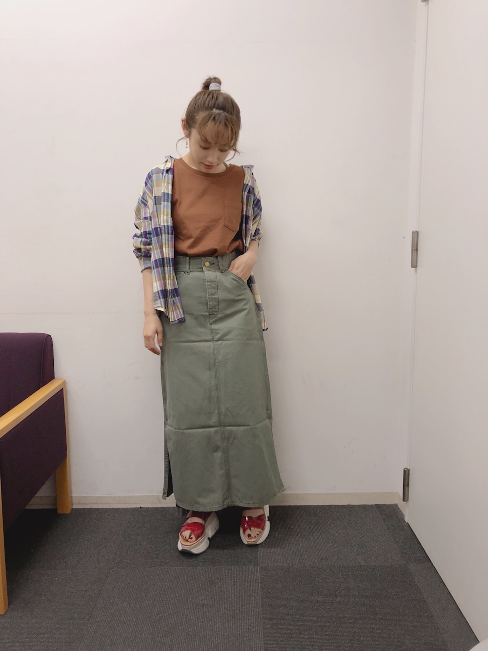 「シンプル、今日のたかはし、高橋愛、B:MING LIFE STORE by BEAMS、niko and ...、ビーミング、ニコアンド、タンクトップ、ネルシャツ、チェックシャツ」｜「niko and...のUSAコットンノースリーブUVプルオーバー【niko and ...】（Tシャツ/カットソー、ブラウン系）」を使った、高橋愛さん（レディース・154cm）の夏コーディネートの1枚目の写真