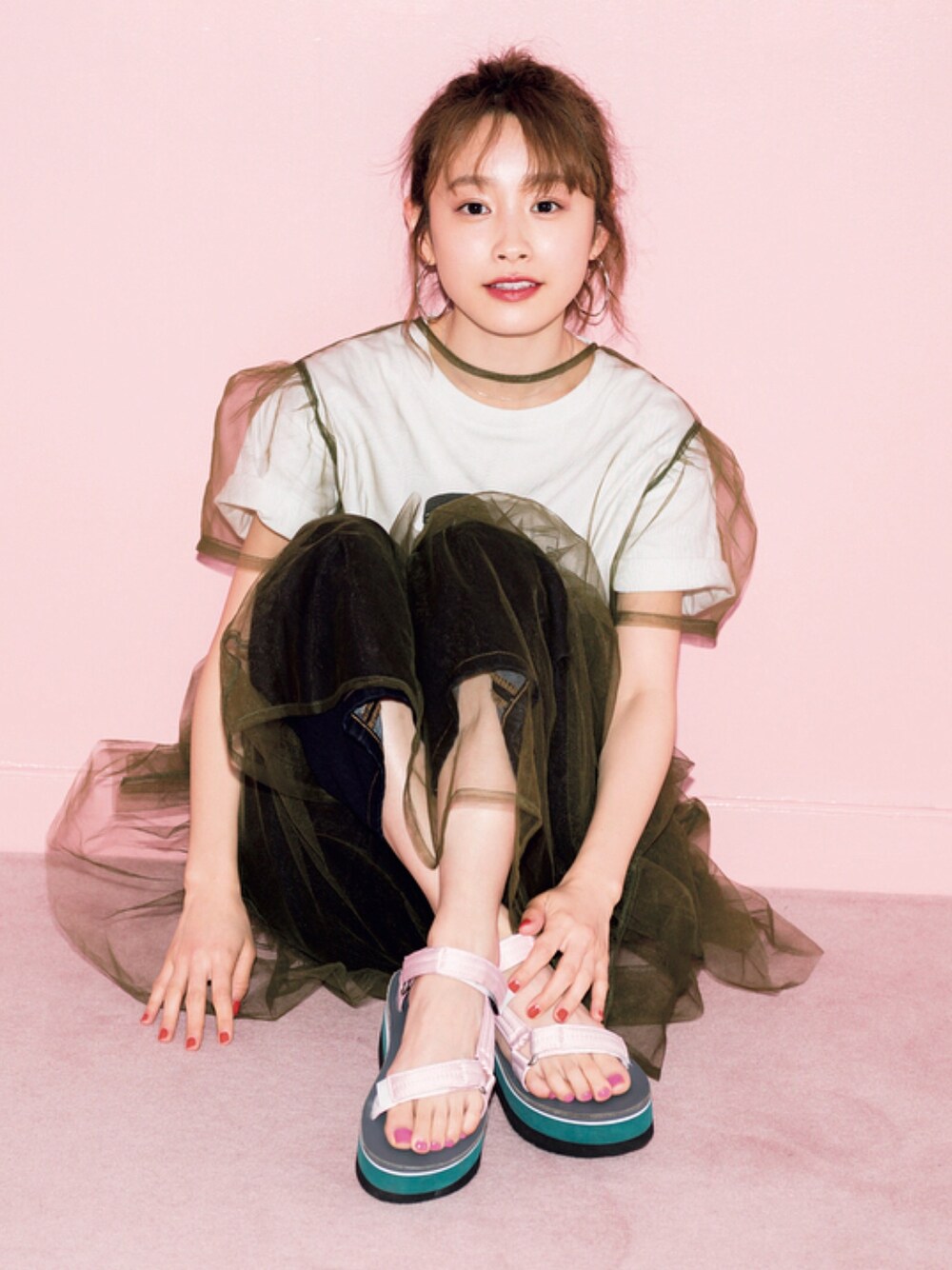「mini、高橋愛、ネイル、teva、ハニーミーハニー、honey mi honey、カーキ、OPENING CEREMONY、レイヤードスタイル、Tシャツ」｜「HONEY MI HONEYのアイテム（ワンピース/ドレス、グリーン系）」を使った、高橋愛さん（レディース・154cm）の夏コーディネートの1枚目の写真