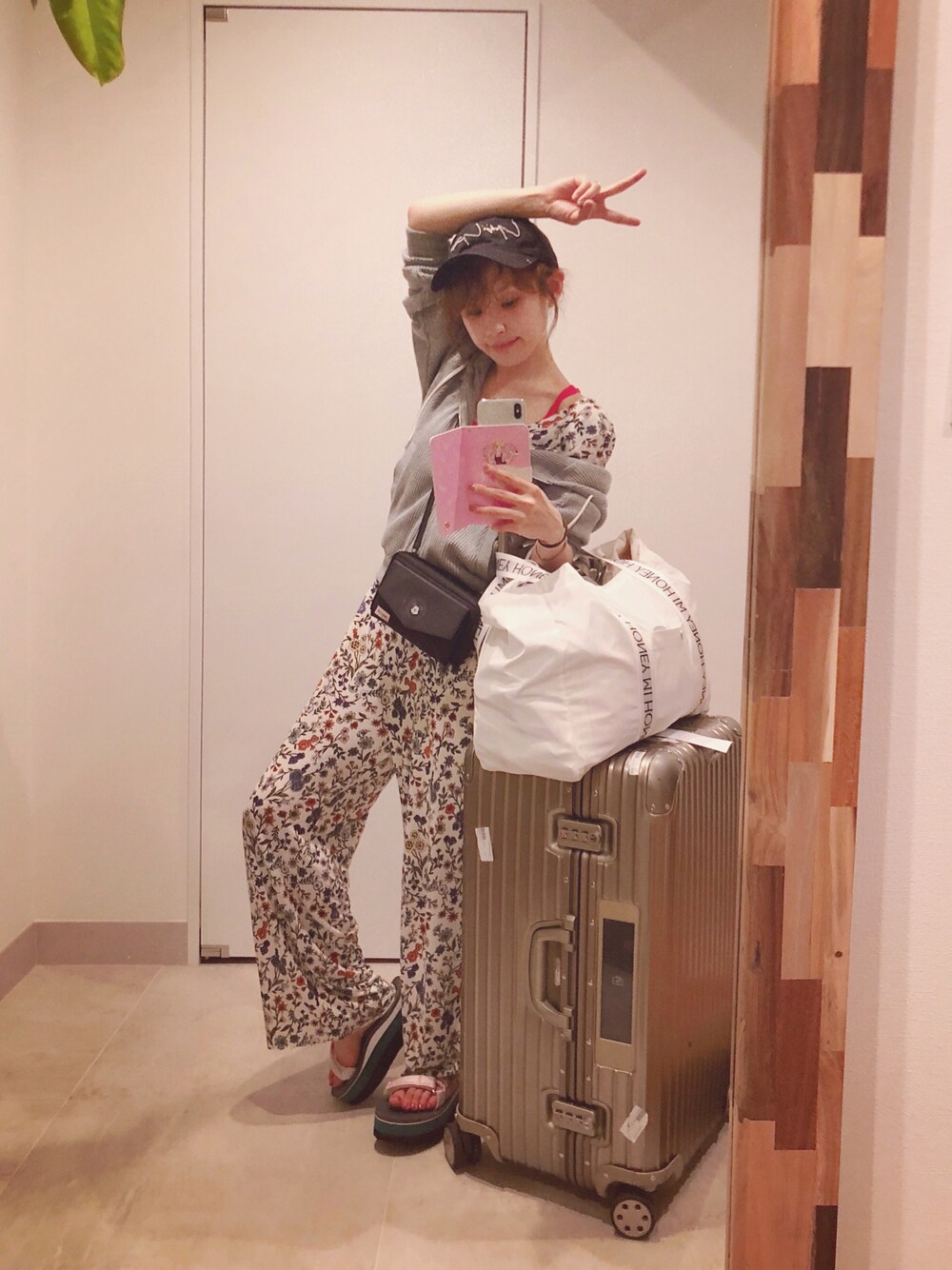 「haco!、COTTON、高橋愛、オールインワン、RIMOWA、厚底、teva、OPENING CEREMONY、今日のたかはし、Japan」｜「haco!のＰＢＰ 高橋愛さんコラボ　ゆるっとオーバーサイズのコットンワッフルジップパーカー（パーカー、グレー系）」を使った、高橋愛さん（レディース・154cm）の夏コーディネートの1枚目の写真