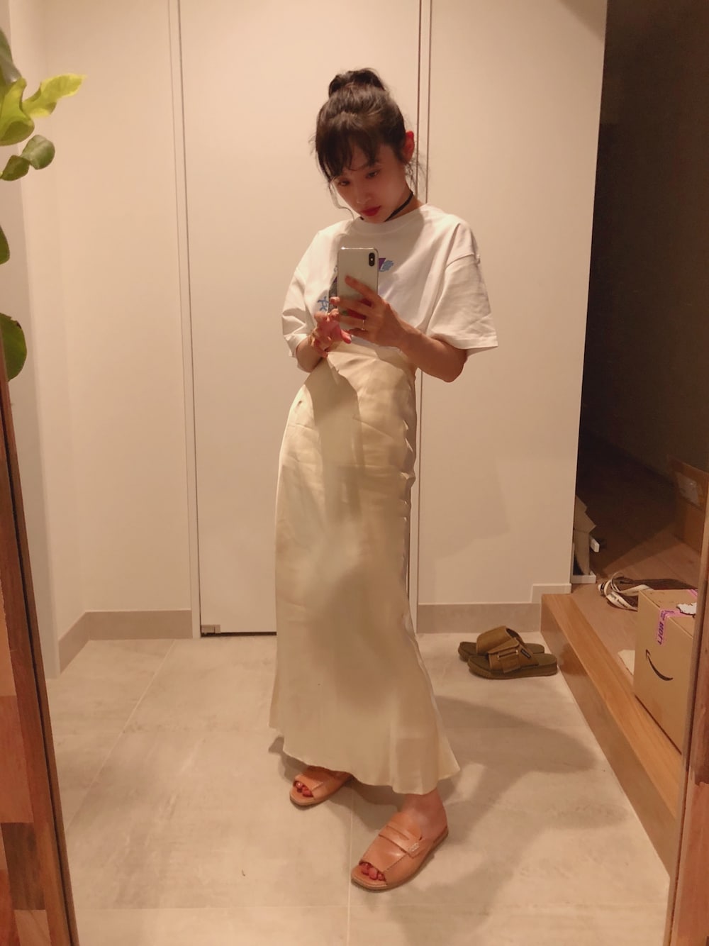 「オトナカジュアル、EDIT.FOR LULU、baycrews、サテンスカート、THE Dallas、x-girl、エックスガール、タイトスカート、高橋愛、今日のたかはし」｜「X-girlのX-girl x VIDEO GIRL PORTRAIT S/S MENS TEE（Tシャツ/カットソー、ホワイト系）」を使った、高橋愛さん（レディース・154cm）の夏コーディネートの1枚目の写真