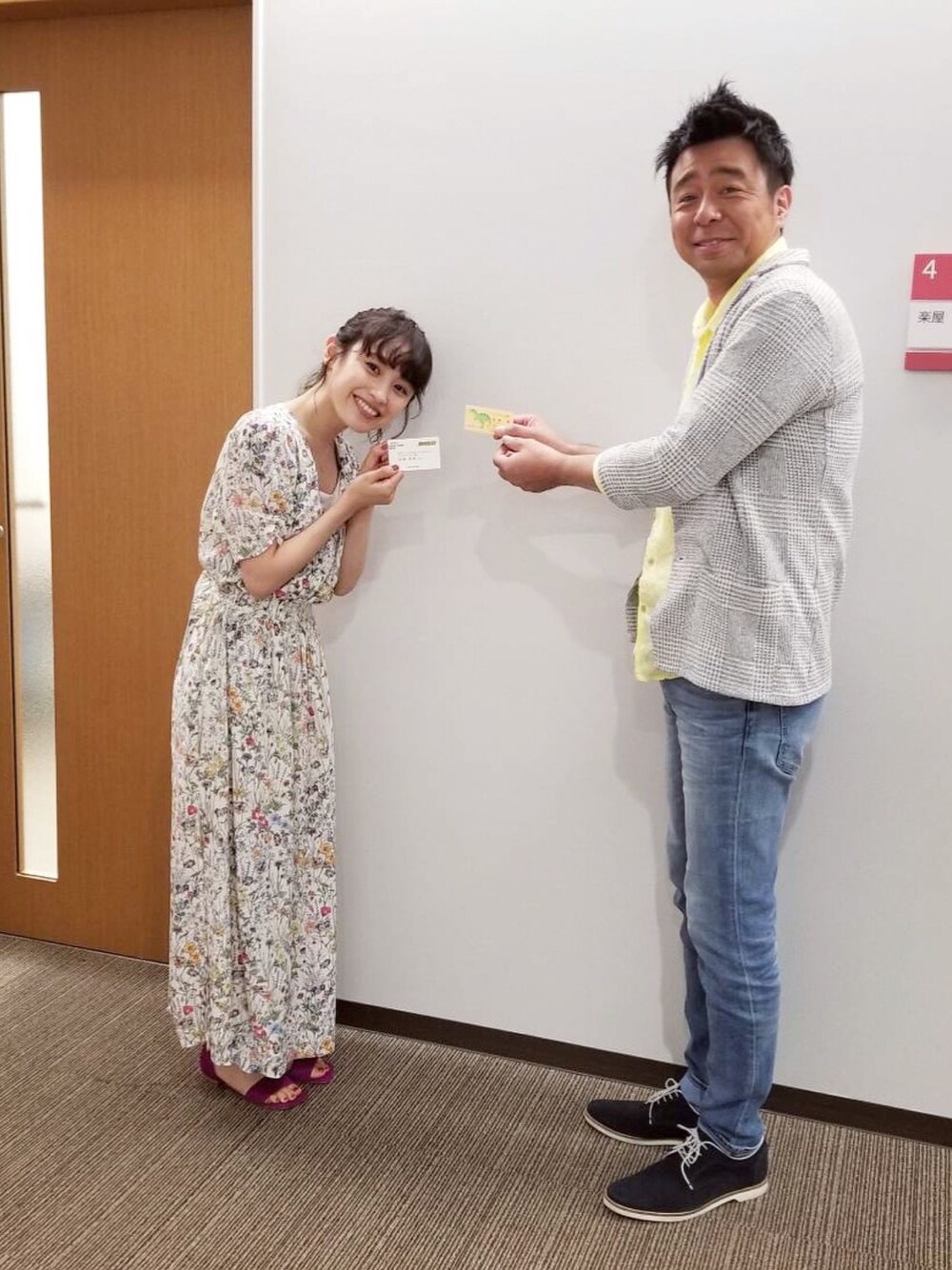 「ちちんぷいぷい、生放送、5時間スペシャル、H&M、高橋愛、パープル、ペタンコ、今日のたかはし、花柄、有野晋哉さん」｜「H&Mのアイテム（ワンピース/ドレス、ホワイト系）」を使った、高橋愛さん（レディース・154cm）の夏コーディネートの1枚目の写真