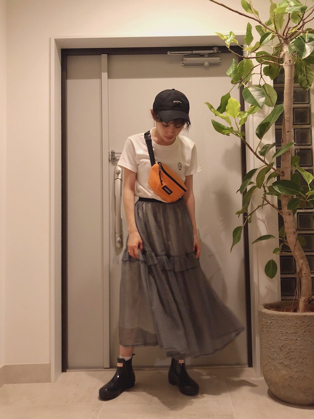 「レインブーツ、長靴、今日のたかはし、高橋愛、honey mi honey、ハニーミーハニー、HUNTER、EASTPAK、ウエストポーチ、Tシャツ」｜「部長のアイテム（Tシャツ/カットソー、ホワイト系）」を使った、高橋愛さん（レディース・154cm）の夏コーディネートの1枚目の写真