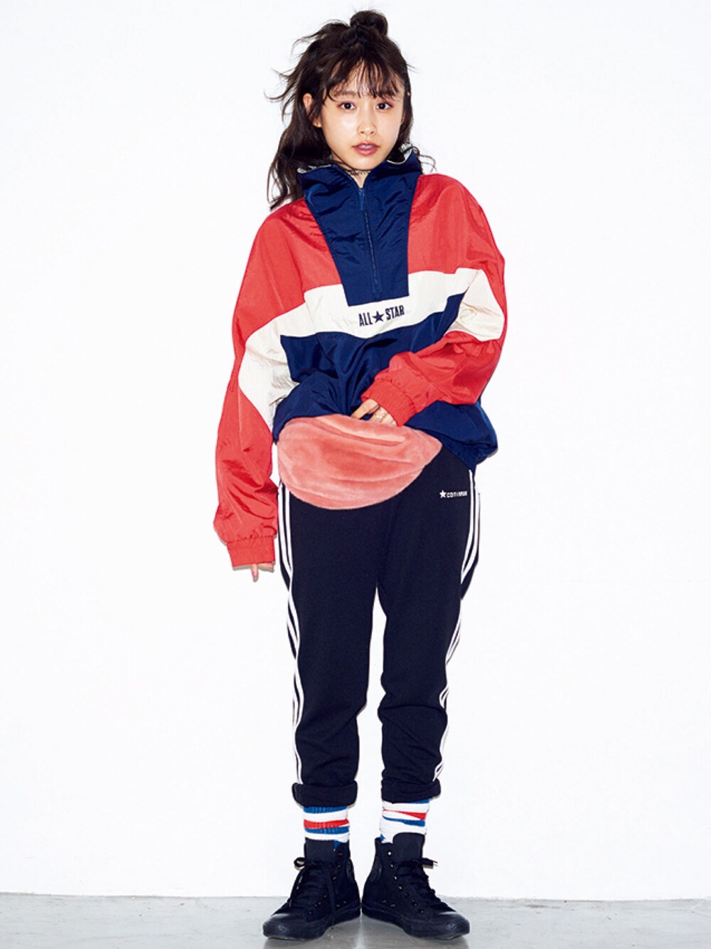 「Avail、しまむら、高橋愛、コンバース、オールスター、ALL STAR、converse、ジャージーパンツ、ジャージ、ラインパンツ」｜「Availのアイテム（トップス、レッド系）」を使った、高橋愛さん（レディース・154cm）の夏コーディネートの1枚目の写真