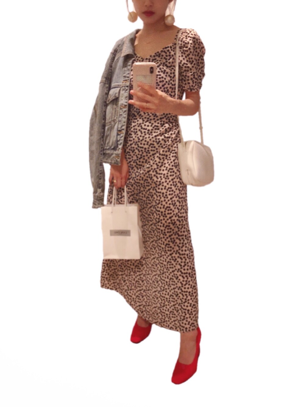 「オトナガーリー、lip her to、小嶋陽菜、にゃんちゃん、高橋愛、今日のたかはし、CELINE、BALENCIAGA、白、青」｜「her lip toのアイテム（ワンピース/ドレス、ベージュ系）」を使った、高橋愛さん（レディース・154cm）の秋コーディネートの1枚目の写真