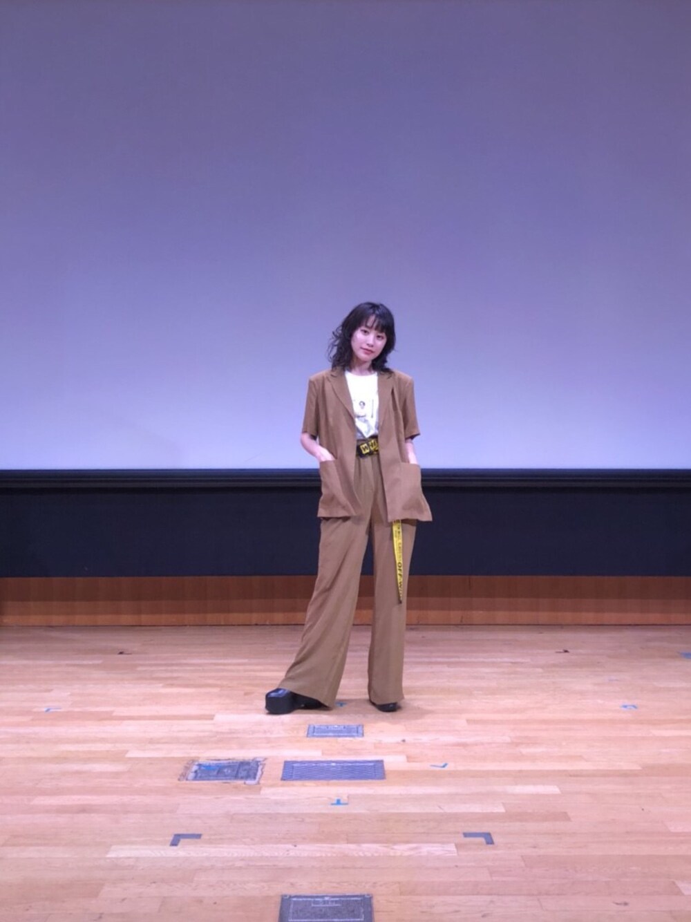 「STYLENANDA、スタイルナンダ、韓国ファッション、korea、セットアップ、スーツスタイル、JILSANDER、厚底、OFF-WHITE、x-girl」｜「STYLENANDAのアイテム（ジャケット/アウター、ブラウン系）」を使った、高橋愛さん（レディース・154cm）の秋コーディネートの1枚目の写真