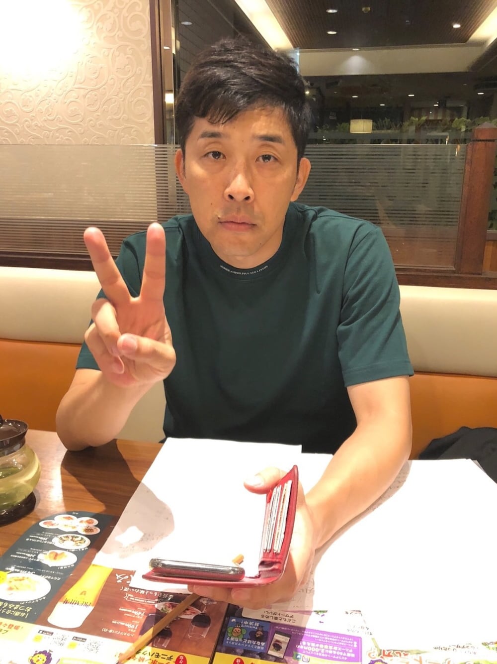 「ラブアンドピース2018、JOHN LAWRENCE SULLIVAN、ダークグリーン、深緑、あべこーで」｜「JOHN LAWRENCE SULLIVANのアイテム（Tシャツ/カットソー、グリーン系）」を使った、高橋愛さん（レディース・154cm）の秋コーディネートの1枚目の写真