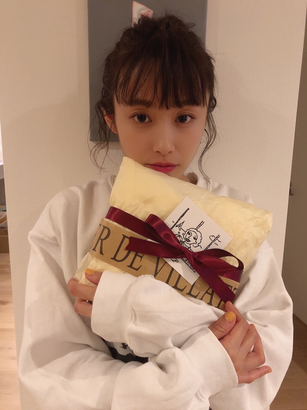 「アスティエ、フランス、お誕生日プレゼント、journal standard、ビョーク、スエット、高橋愛」｜「JOURNAL STANDARDのBJORK*K.CUMMINS*JS スウェット2/ビョーク#（スウェット、ホワイト系）」を使った、高橋愛さん（レディース・154cm）の秋コーディネートの1枚目の写真