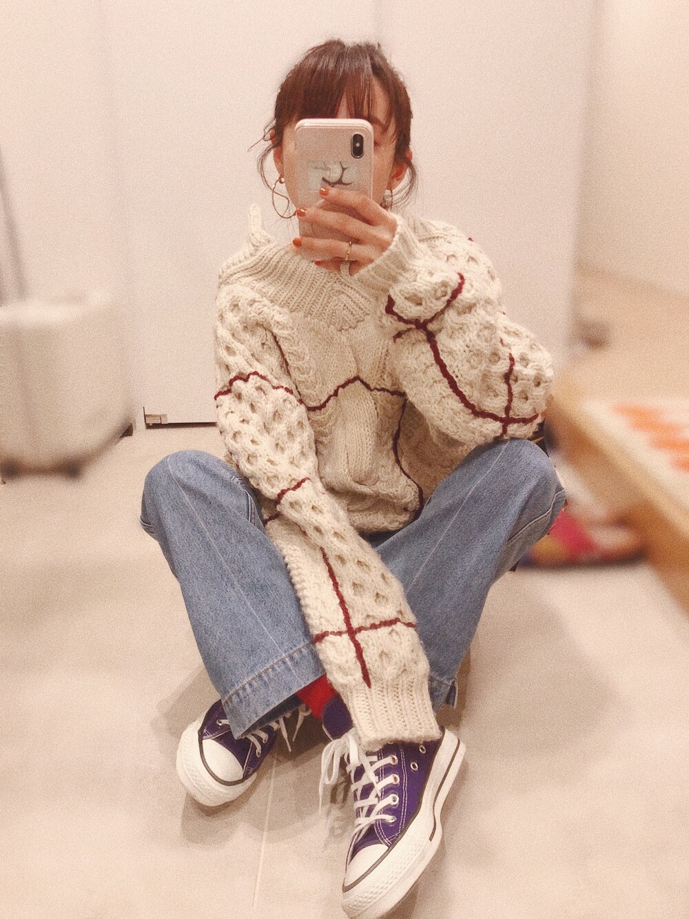 「TOGA PULLA、ニット、デザインニット、高橋愛、PUBLIC TOKYO、デニム、ブーツカットパンツ、秋コーデ、converse、ハイカットスニーカー」｜「TOGA PULLAのアイテム（ニット/セーター、ベージュ系）」を使った、高橋愛さん（レディース・154cm）の秋コーディネートの1枚目の写真