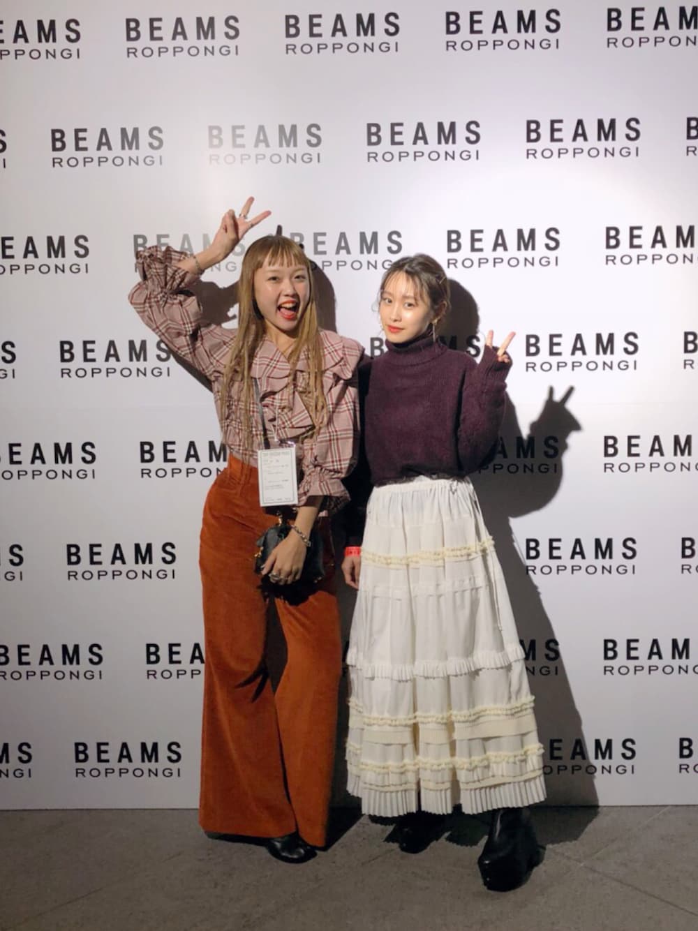 「BEAMS、RBS、高橋愛、BEAMS roppongi、六本木ヒルズ、UNIQLO、UNIQLO U、厚底、JILSANDER、今日のたかはし」｜「Ray BEAMSのRBS / プリーツ ティアード スカート（スカート、ホワイト系）」を使った、高橋愛さん（レディース・154cm）の秋コーディネートの1枚目の写真
