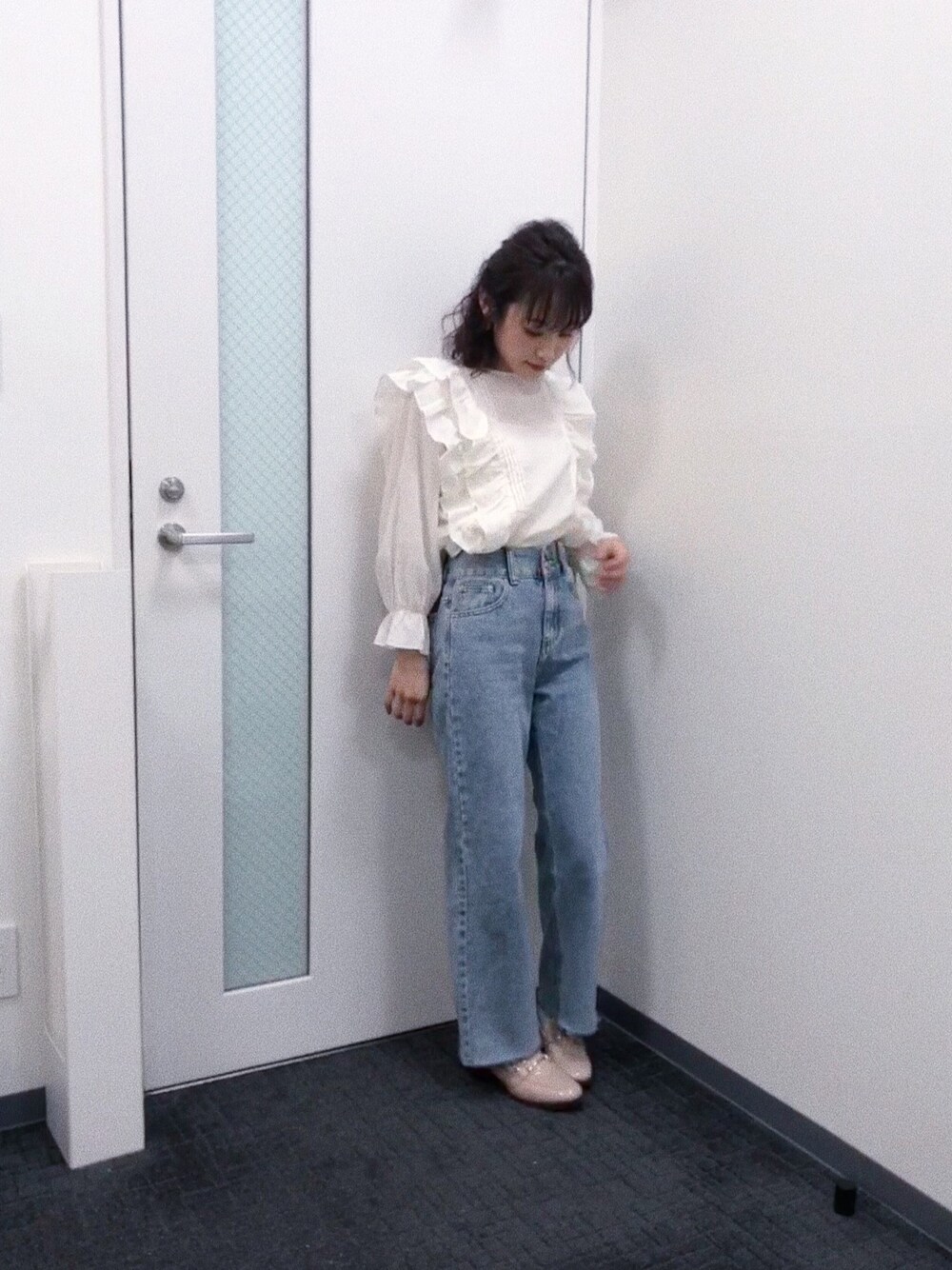 「Heather、HOLIC、へザー、ホリック、韓国、イベント、ブラウス、ローファー、デニム、高橋愛」｜「Holicのアイテム（シャツ/ブラウス、ホワイト系）」を使った、高橋愛さん（レディース・154cm）の冬コーディネートの1枚目の写真