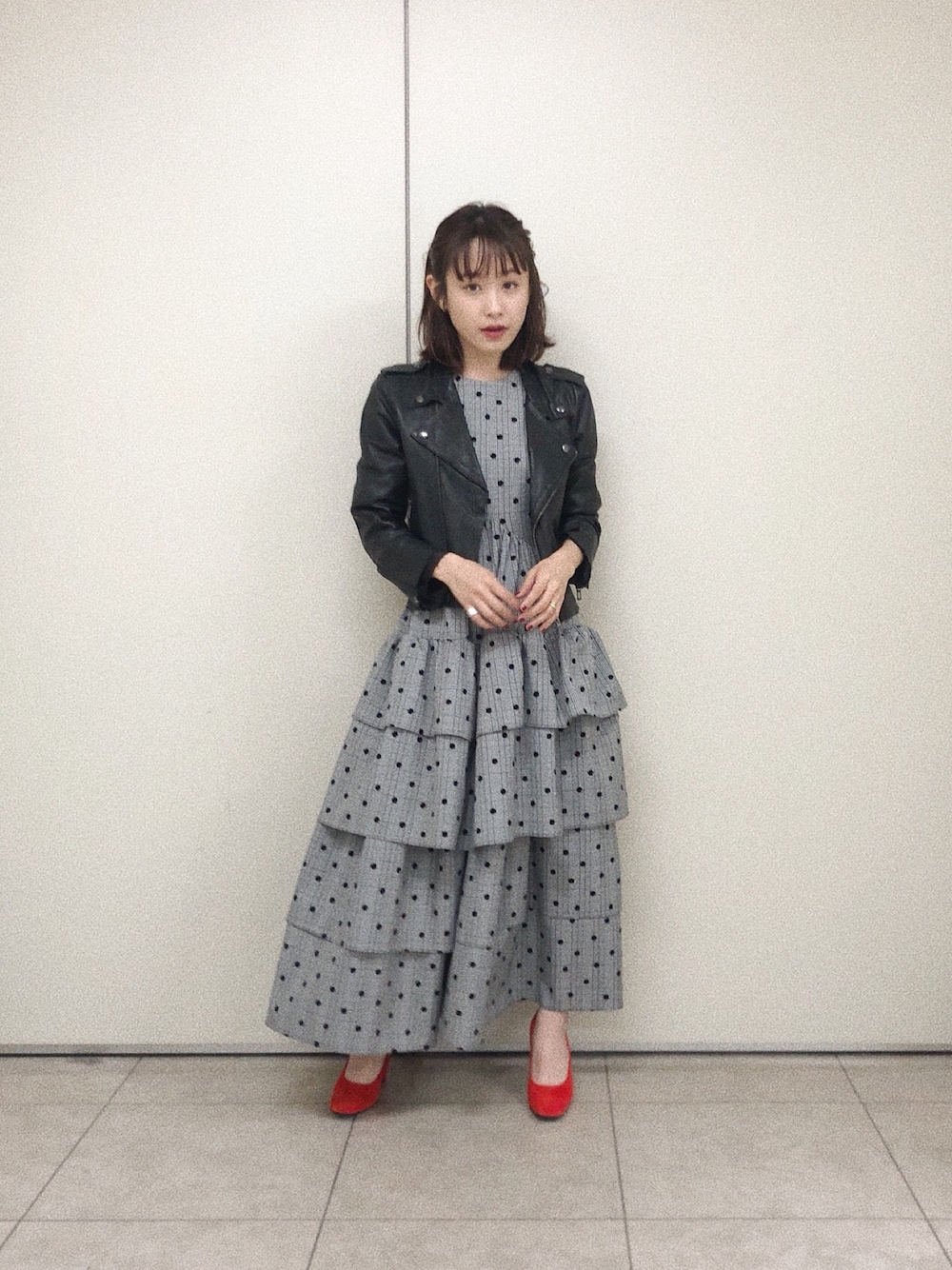 「韓国ファッション、韓国、ファッション、高橋愛、福岡、カジュアルドレス、ライダース、DOMENICO+SAVIO、CELINE、いつかのたかはし」｜「韓国ファッション #Kのアイテム（ワンピース/ドレス、グレー系）」を使った、高橋愛さん（レディース・154cm）の冬コーディネートの1枚目の写真