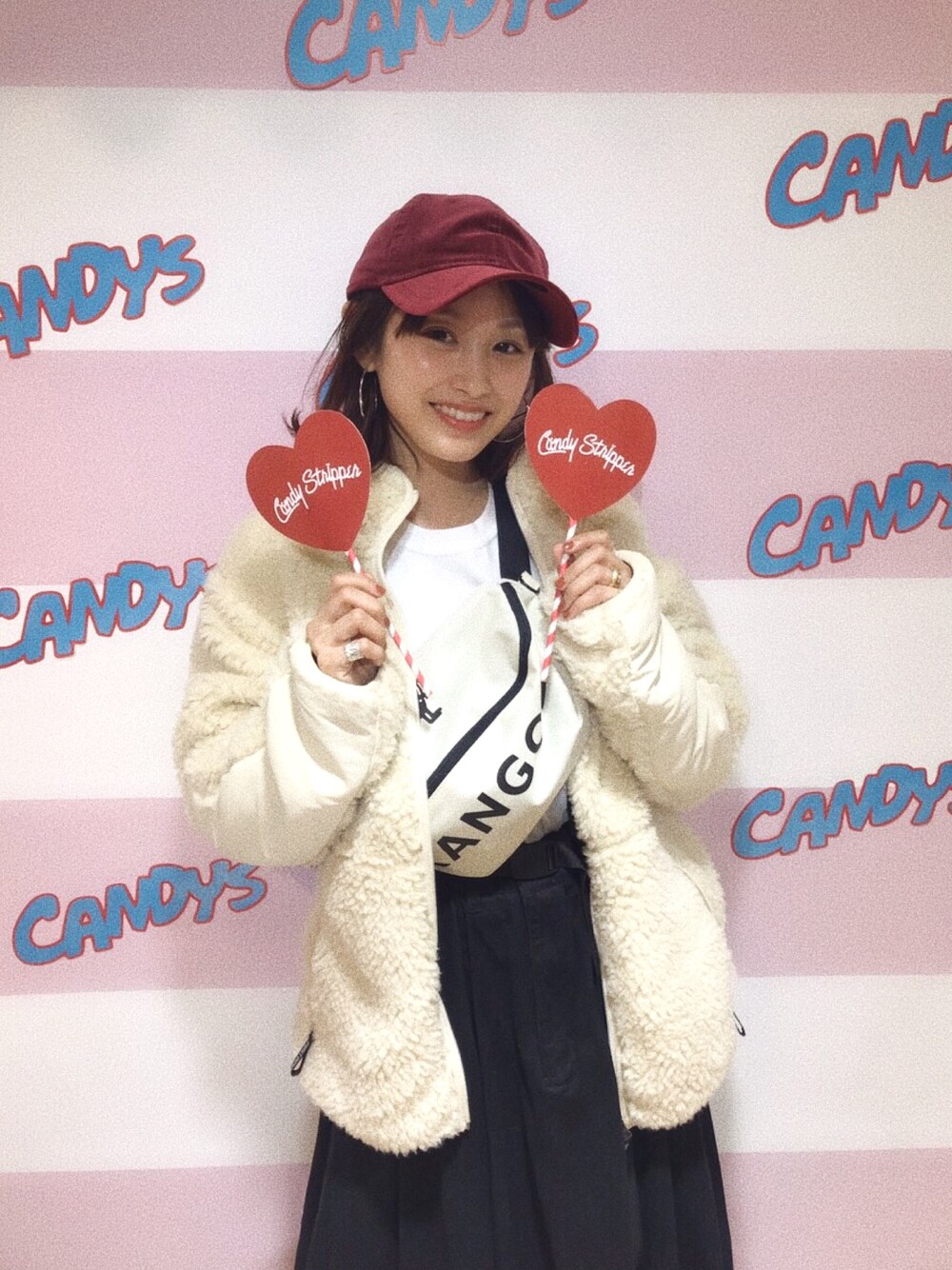 「Candy Stripper、キャンスパ、高橋愛、冬」｜「NEW ERAのNEW ERA×BEAMS / 別注 チビロゴ コーデュロイ キャップ（キャップ、レッド系）」を使った、高橋愛さん（レディース・154cm）の冬コーディネートの1枚目の写真