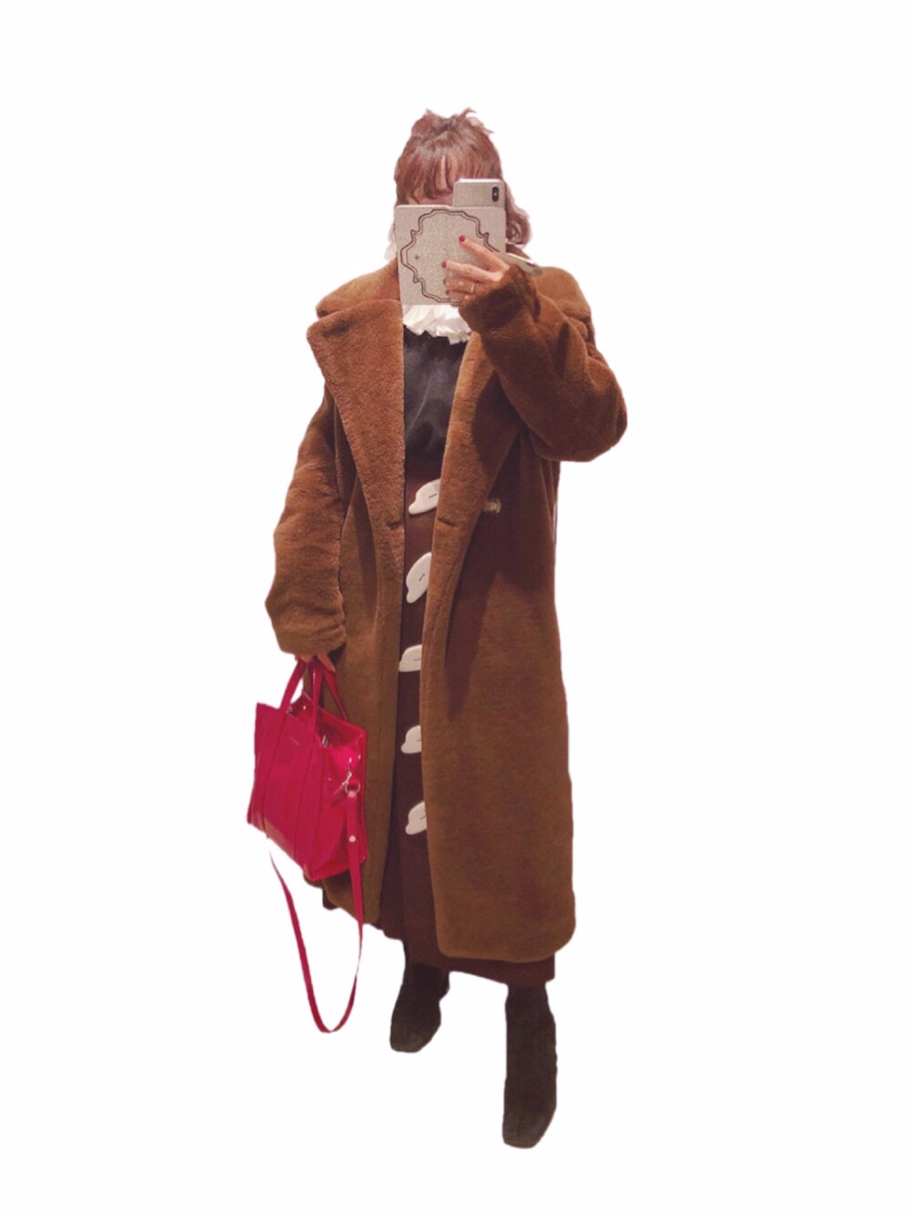 「H&M、フェイクファー、高橋愛、BALENCIAGA、赤、　、スエット、オトナカジュアル、大人ガーリー」｜「H&Mのアイテム（ジャケット/アウター、ブラウン系）」を使った、高橋愛さん（レディース・154cm）の冬コーディネートの1枚目の写真