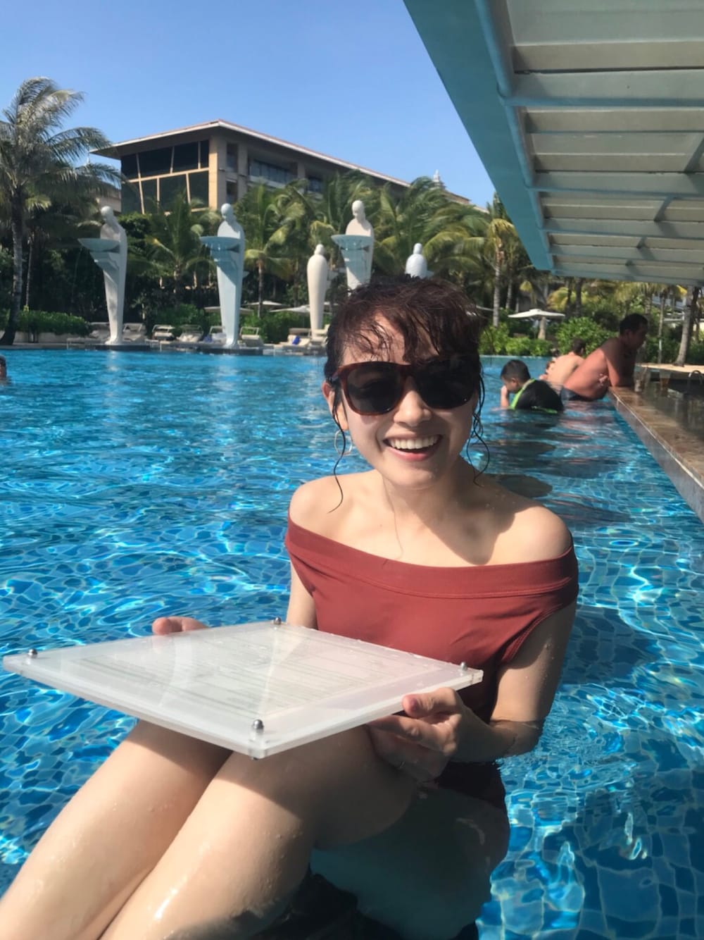 「水着、swimwear、スイムウェア、高橋愛、美トリップ、VoCE、バリ島、Bali、ムリアリゾート、ワンピース」｜「UNIQLO Uのアイテム（水着/着物・浴衣、ブラウン系）」を使った、高橋愛さん（レディース・154cm）の冬コーディネートの1枚目の写真