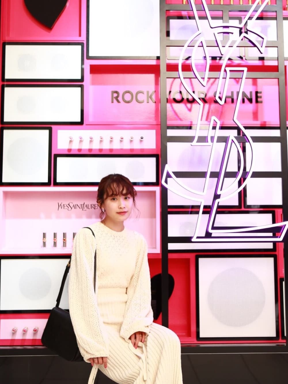 「holiday、YVES SAINT LAURENT、YSL、高橋愛」｜「HOLIDAYのKNIT LONG DRESS ニットロングドレス（ワンピース、ホワイト系）」を使った、高橋愛さん（レディース・154cm）の冬コーディネートの1枚目の写真