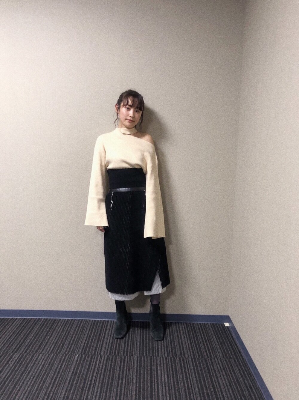 「EVRIS 、オトナカジュアル、ニット、AKANE UTSUNOMIYA、リブスカート、コーデュロイスカート、高橋愛、TOGA PULLA、ふくいブランド大使、福井」｜「AKANE UTSUNOMIYAのAKANE UTSUNOMIYA ウエストリブコーデュロイスカート（スカート、ブラック系）」を使った、高橋愛さん（レディース・154cm）の冬コーディネートの1枚目の写真