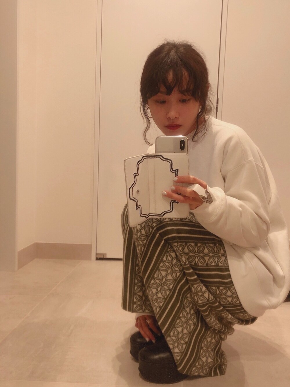 「高橋愛、スエット、ニット、Avail、アベイル、しまむら、TAN、ニットスカート、厚底、低身長コーデ」｜「Availのアイテム（スウェット、ホワイト系）」を使った、高橋愛さん（レディース・154cm）の冬コーディネートの1枚目の写真
