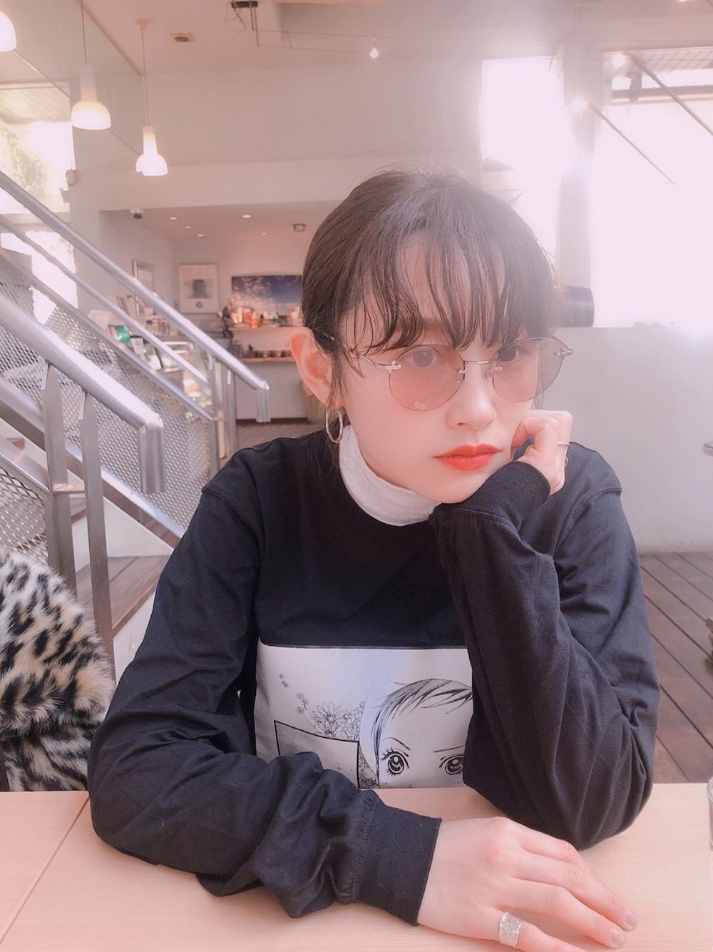 「カジュアルコーデ、jouetie、ご近所、ジュエティ、高橋愛、矢沢あい、ご近所物語世代、ご近所世代、ZOFF、spring」｜「jouetieのご近所物語 シーンカットロンT（Tシャツ/カットソー、ブラック系）」を使った、高橋愛さん（レディース・154cm）の冬コーディネートの1枚目の写真