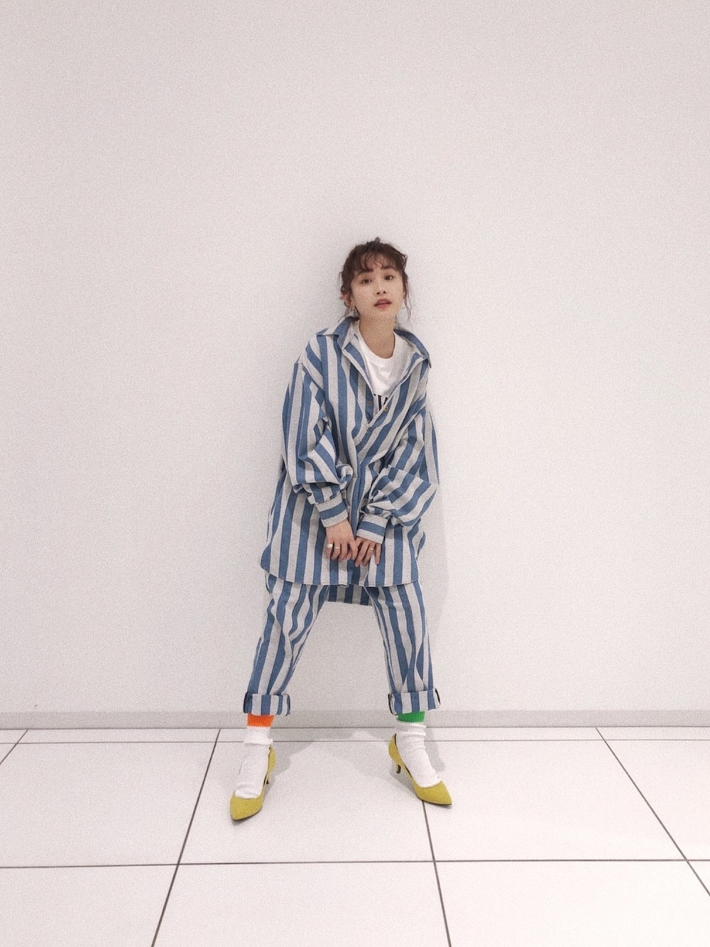 「オトナカジュアル、GU、パンプス、パンプス×靴下、高橋愛、BRANDNEWOLD、eriさん♡、春コーデ、ラクチンコーデ、H BEAUTY&YOUTH」｜「BRANDNEWOLDのBNO STRIPE BIG PULL OVER SHIRT（シャツ/ブラウス、ブルー系）」を使った、高橋愛さん（レディース・154cm）の冬コーディネートの1枚目の写真