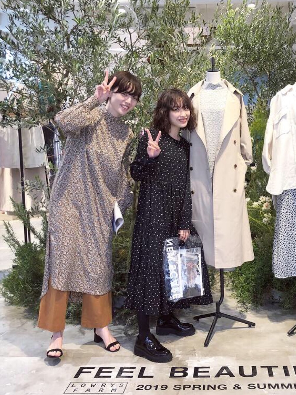 「LOWRYS FARM、ローリーズファーム(LOWRYS FARM)、シンプルコーデ、ドット、ワンピース、高橋愛、黒、オールブラック、MIUMIU、低身長コーデ」｜「LOWRYS FARMのＪＺドットティアードワンピース　773735 （ワンピース、ブラック系）」を使った、高橋愛さん（レディース・154cm）の冬コーディネートの1枚目の写真