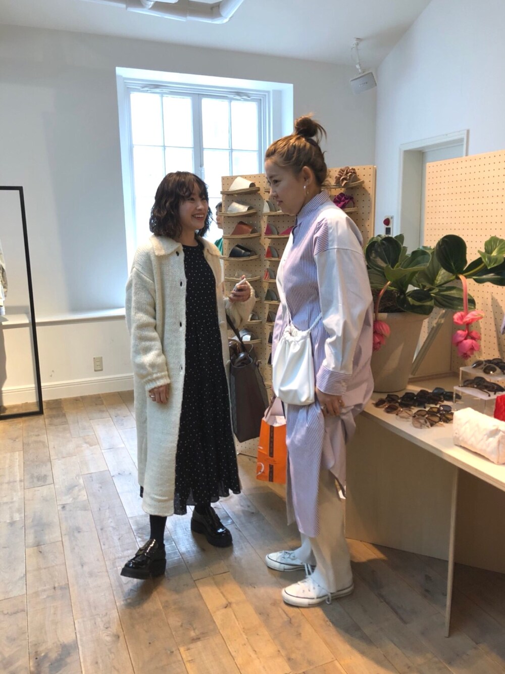 「ラブアンドピース2018、ラブアンドピースプロジェクト、高橋愛、haco!、WEAR、ZOZOTOWN、カーディガン、ロングコート、コーディガン、ニット」｜「haco!の＜高橋愛さんコラボ＞ラブ＆ピースプロジェクト　ふわふわニット素材のロングコーディガン（その他アウター、ホワイト系）」を使った、高橋愛さん（レディース・154cm）の冬コーディネートの1枚目の写真