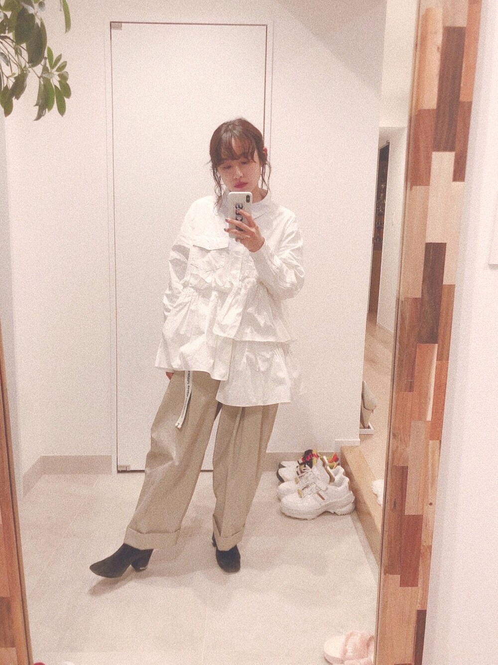 「Candy Stripper、キャンディストリッパー、キャンスパ、キャンディー、高橋愛、irene、シャツ、TOGA PULLA」｜「Candy StripperのRANDOM FRILL シャツ（シャツ/ブラウス、ホワイト系）」を使った、高橋愛さん（レディース・154cm）の春コーディネートの1枚目の写真