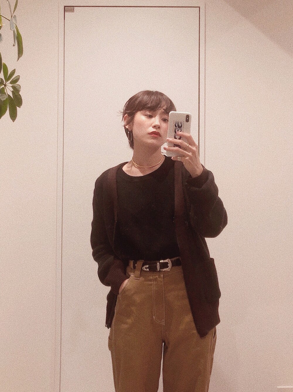 「大人カジュアル、シンプル、シンプルカジュアル、高橋愛、ショートヘア、ショートカット、愛ショート、Dickies、pluie、wcj」｜「WCJのアイテム（Tシャツ/カットソー、ブラック系）」を使った、高橋愛さん（レディース・154cm）の春コーディネートの1枚目の写真