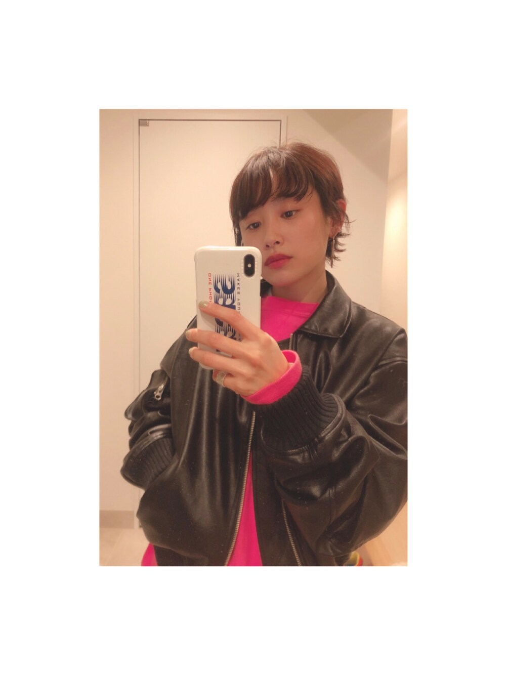 「LAGUA GEM、高橋愛、フェイクレザー、BEAMS、VINTAGE、古着、ラグアジェム、ピンクBBA」｜「Championのアイテム（スウェット、ピンク系）」を使った、高橋愛さん（レディース・154cm）の春コーディネートの1枚目の写真