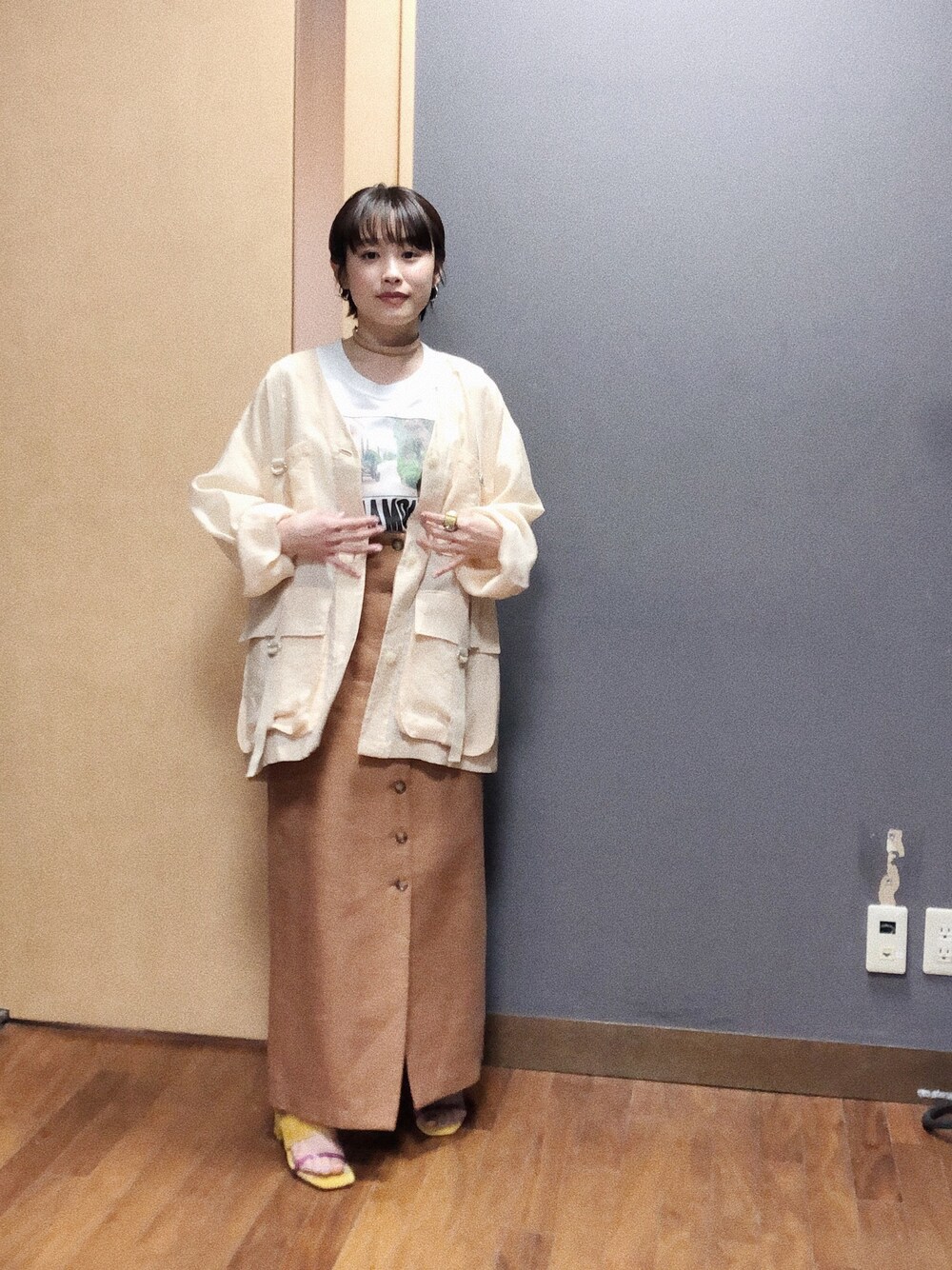 「春コーデ、高橋愛、きれいめカジュアル、Tシャツ、ベージュ、春色、ショートヘア、サンダル、オトナカジュアル、THE Dallas」｜「muller of yoshiokuboのアイテム（ジャケット/アウター、ベージュ系）」を使った、高橋愛さん（レディース・154cm）の春コーディネートの1枚目の写真