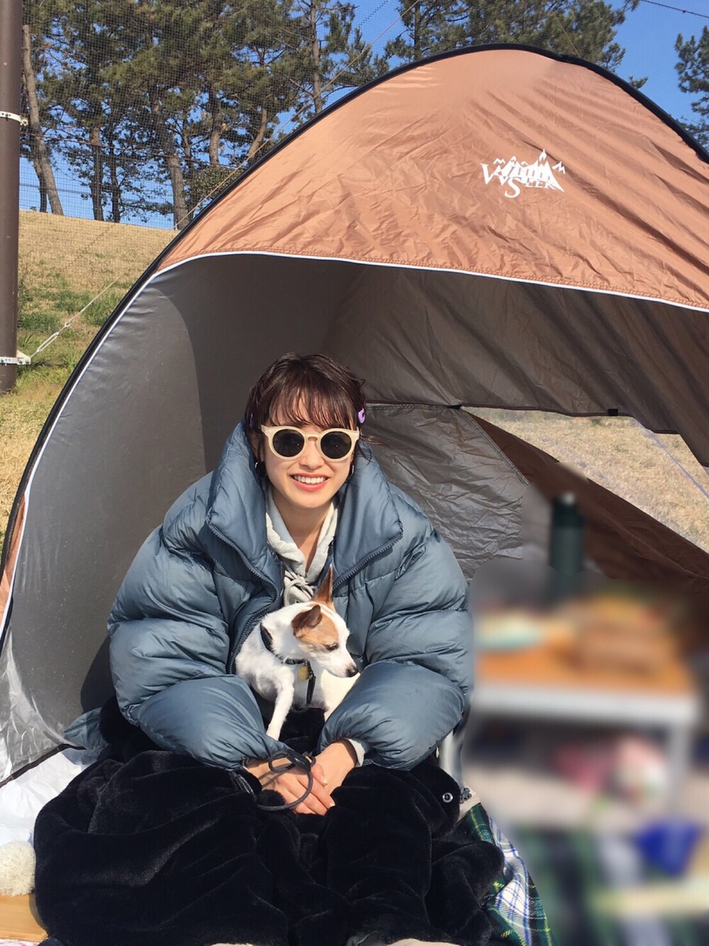 「高橋愛、ピクニック、最高、晴れ、UNIQLO、ユニクロユー、UNIQLO U、ダウン、ikumi、ファー」｜「UNIQLOのアイテム（ダウンジャケット/コート、グレー系）」を使った、高橋愛さん（レディース・154cm）の春コーディネートの1枚目の写真